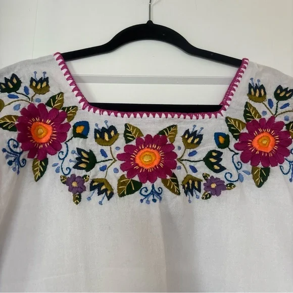 White short sleeve top with floral embroidery - Picture 2 of 3